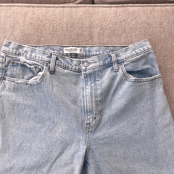 Abercrombie and Fitch High Rise 90s Relaxed Jean Size 33 16R Light Wash - Picture 2 of 4